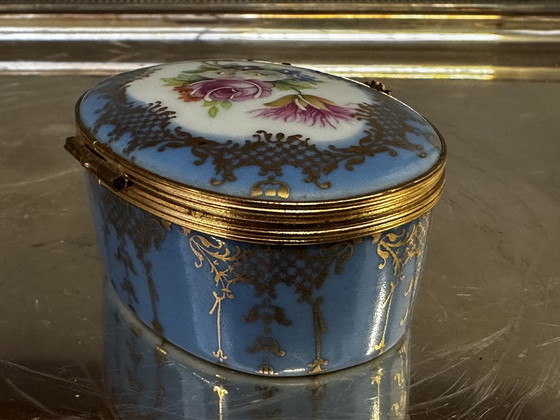 Image 1 of Klein doosje / pillendoosje romantisch - B 6,5 cm / D 5,5 cm / Limoges