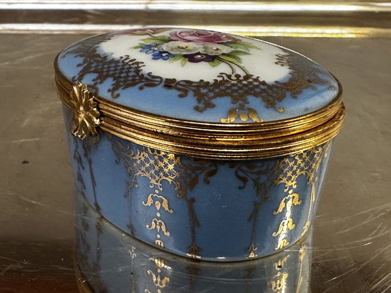 Image 1 of Klein doosje / pillendoosje romantisch - B 6,5 cm / D 5,5 cm / Limoges