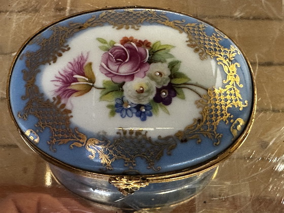 Image 1 of Klein doosje / pillendoosje romantisch - B 6,5 cm / D 5,5 cm / Limoges