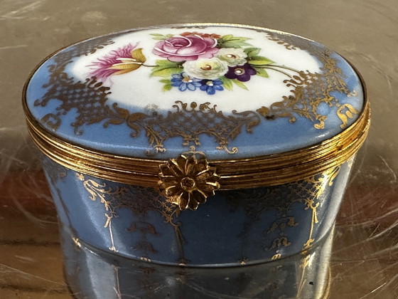 Image 1 of Klein doosje / pillendoosje romantisch - B 6,5 cm / D 5,5 cm / Limoges