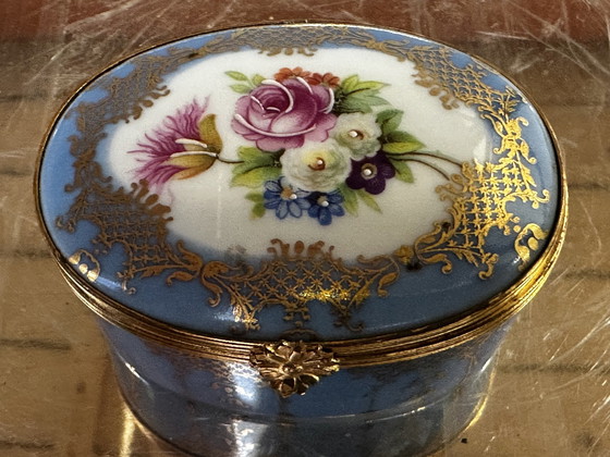 Image 1 of Klein doosje / pillendoosje romantisch - B 6,5 cm / D 5,5 cm / Limoges