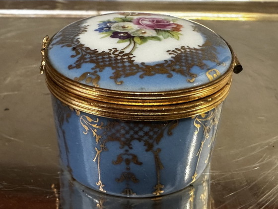 Image 1 of Klein doosje / pillendoosje romantisch - B 6,5 cm / D 5,5 cm / Limoges