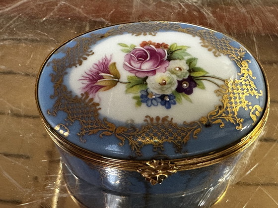 Image 1 of Klein doosje / pillendoosje romantisch - B 6,5 cm / D 5,5 cm / Limoges