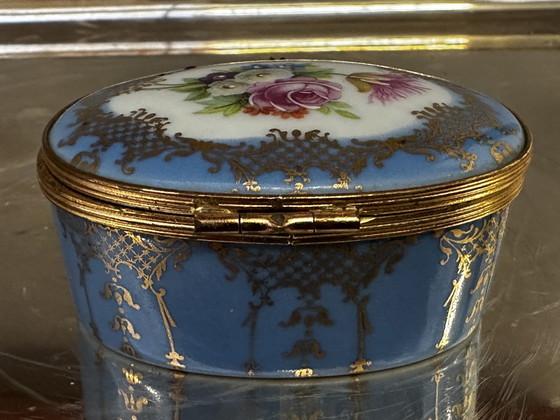 Image 1 of Klein doosje / pillendoosje romantisch - B 6,5 cm / D 5,5 cm / Limoges
