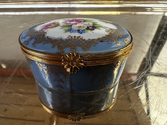 Image 1 of Klein doosje / pillendoosje romantisch - B 6,5 cm / D 5,5 cm / Limoges