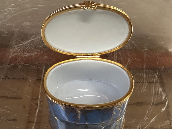 Image 1 of Klein doosje / pillendoosje romantisch - B 6,5 cm / D 5,5 cm / Limoges