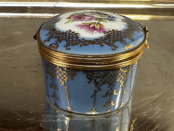 Image 1 of Klein doosje / pillendoosje romantisch - B 6,5 cm / D 5,5 cm / Limoges
