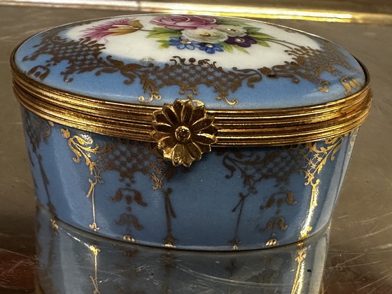 Image 1 of Klein doosje / pillendoosje romantisch - B 6,5 cm / D 5,5 cm / Limoges