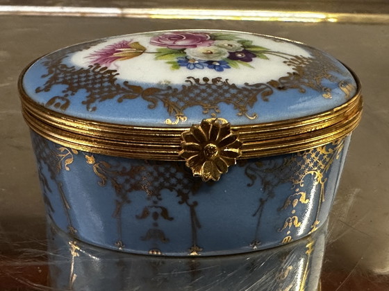 Image 1 of Klein doosje / pillendoosje romantisch - B 6,5 cm / D 5,5 cm / Limoges