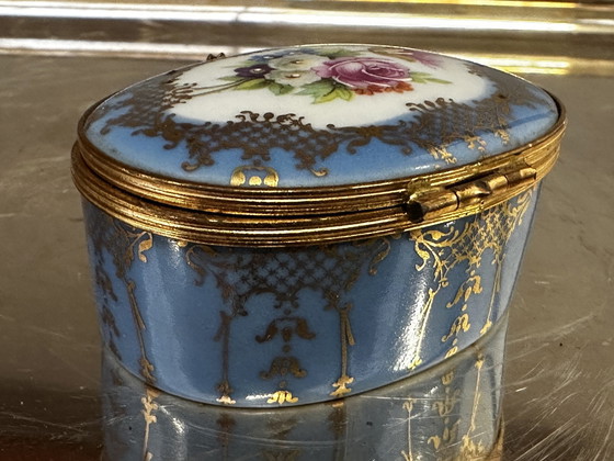 Image 1 of Klein doosje / pillendoosje romantisch - B 6,5 cm / D 5,5 cm / Limoges