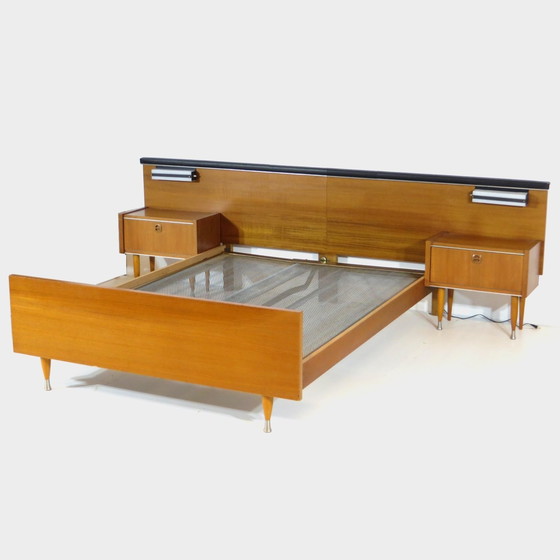 Image 1 of Vintage bed in teak met nachtkastjes en verlichting, jaren '60