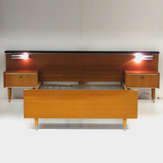 Image 1 of Vintage bed in teak met nachtkastjes en verlichting, jaren '60