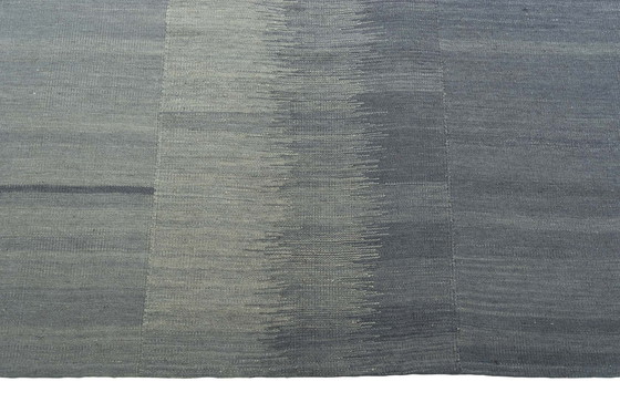 Image 1 of Handgeweven design kelim Fars - 372 x 271 cm - Modern ontwerp in blauw-grijstinten