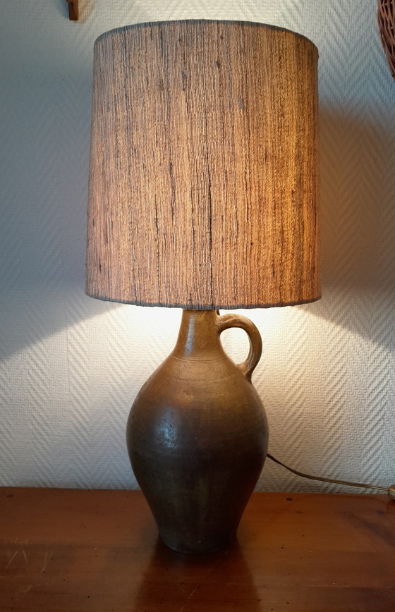 Image 1 of 1950 Aardewerk kruik lamp en linnen stijl stoffen lampenkap