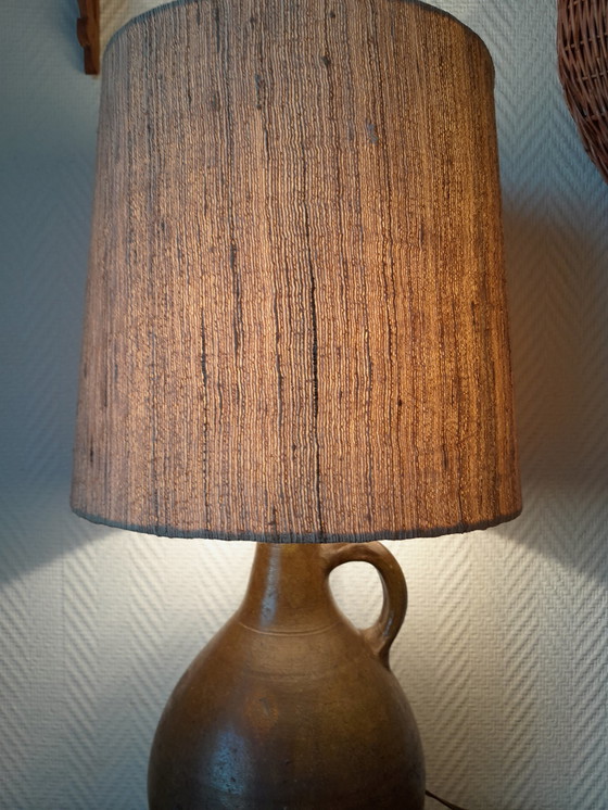 Image 1 of 1950 Aardewerk kruik lamp en linnen stijl stoffen lampenkap