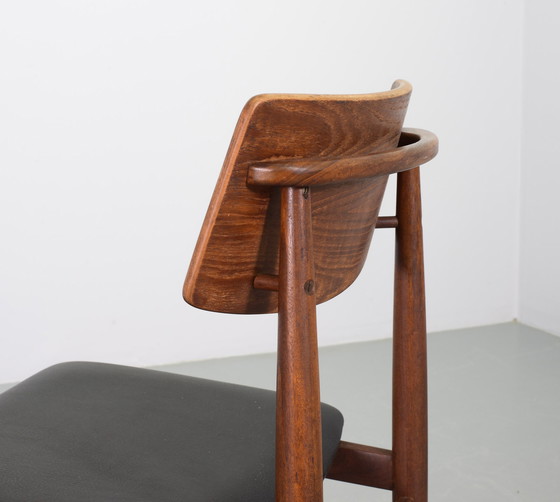 Image 1 of Deense massief teakhouten eetkamerstoelen met Zwart kunstleren zitting. Set van 6. Denemarken, jaren 60.