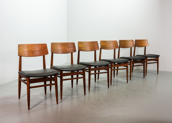 Image 1 of Deense massief teakhouten eetkamerstoelen met Zwart kunstleren zitting. Set van 6. Denemarken, jaren 60.