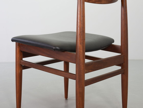 Image 1 of Deense massief teakhouten eetkamerstoelen met Zwart kunstleren zitting. Set van 6. Denemarken, jaren 60.