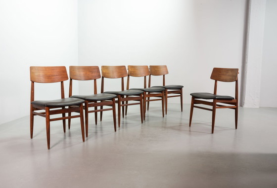 Image 1 of Deense massief teakhouten eetkamerstoelen met Zwart kunstleren zitting. Set van 6. Denemarken, jaren 60.