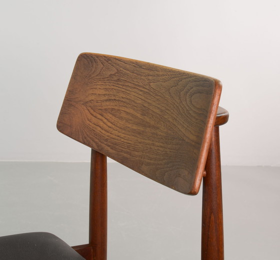 Image 1 of Deense massief teakhouten eetkamerstoelen met Zwart kunstleren zitting. Set van 6. Denemarken, jaren 60.