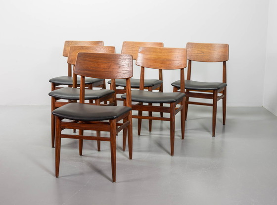 Image 1 of Deense massief teakhouten eetkamerstoelen met Zwart kunstleren zitting. Set van 6. Denemarken, jaren 60.