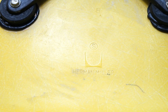 Image 1 of Vintage gele glasvezel kuipstoel van Charles & Ray Eames voor Herman Miller, jaren 60
