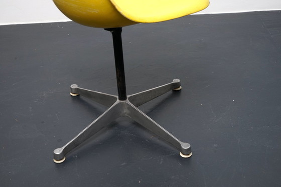 Image 1 of Vintage gele glasvezel kuipstoel van Charles & Ray Eames voor Herman Miller, jaren 60