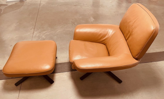 Image 1 of Minotti draai fauteuil + poef