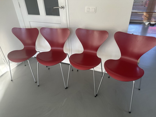 4X Fritz Hansen ‘Vlinderstoelen’ (Arne Jacobsen) Series 7 Rood