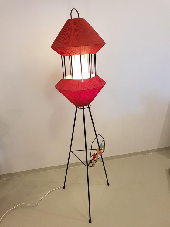 Image 1 of Italiaanse driepoot vloerlamp met krantenstandaard, 1950S