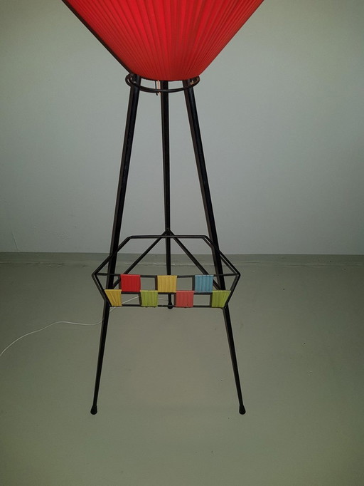 Italiaanse driepoot vloerlamp met krantenstandaard, 1950S