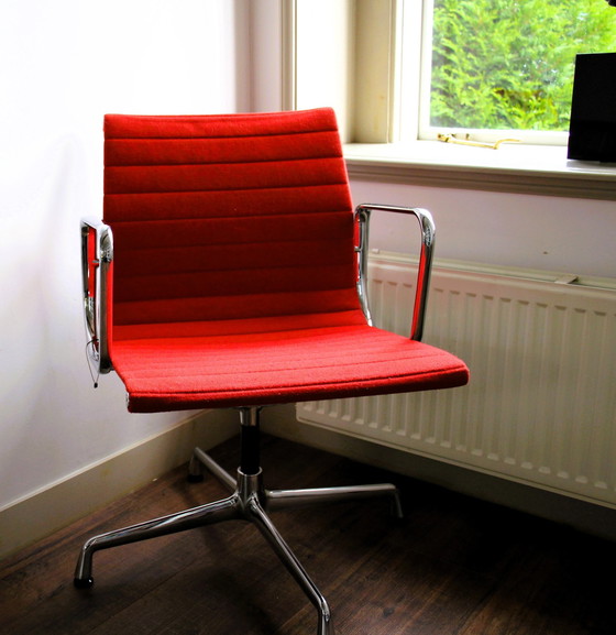 Image 1 of Vitra Eames 108 - Rood