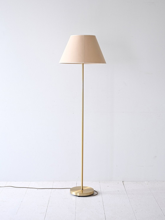 Image 1 of Scandinavische staande lamp met gouden metalen steel en stoffen kap