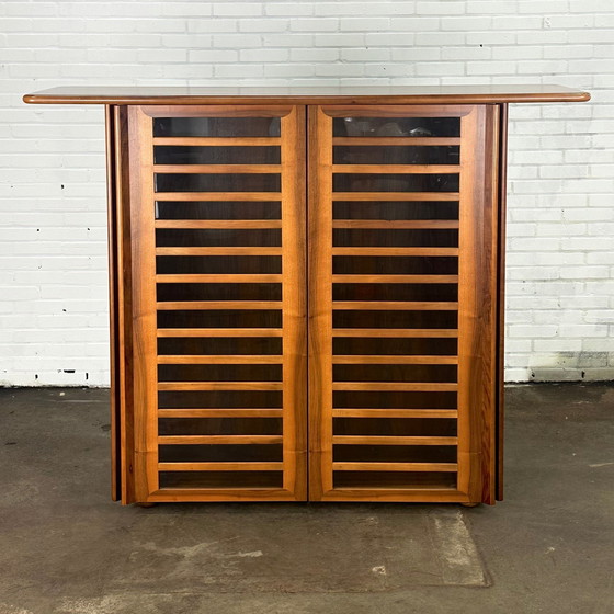 Image 1 of Hoge Italiaans Vintage Dressoir Kast Met Walnoot Hout En Glas