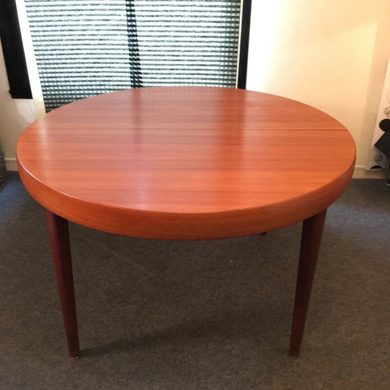 Image 1 of Ronde Scandinavische uitschuifbare tafel in teak - jaren 1950