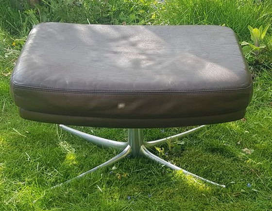 Image 1 of Ottoman met aluminium onderstel en bruin leren zitting van Walter Knoll / Wilhelm Knoll, 1960S