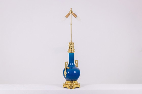 Image 1 of Blauw porselein en brons vergulde handvatlamp. Circa 1880.