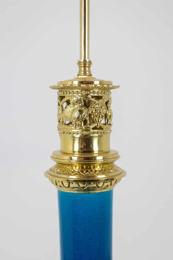 Image 1 of Blauw porselein en brons vergulde handvatlamp. Circa 1880.