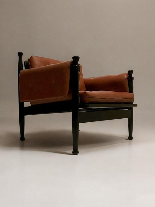 C. 1960 - Paar Scandinavische fauteuils bekleed met leer.