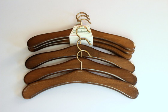 Image 1 of 6 hoogwaardige kleerhangers van massief beukenhout met messing hangers - Vintage