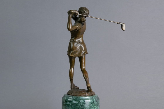 Image 1 of Bronzen Golfspeelster Beeld