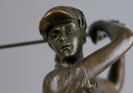 Image 1 of Bronzen Golfspeelster Beeld