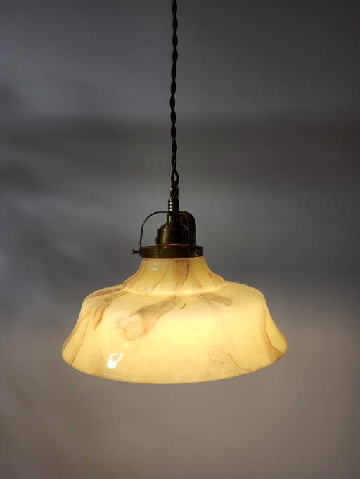 Art deco opaline glazen hanglamp, bruin gemarmerd glas en messing armatuur, België