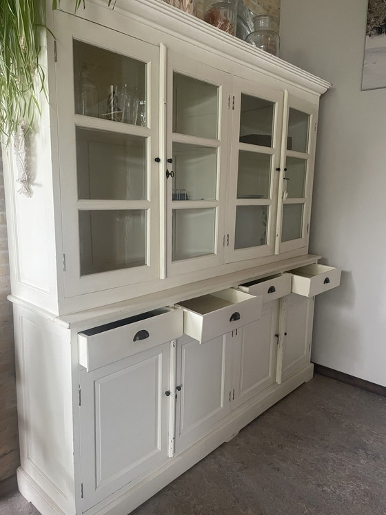 Image 1 of Massief Witte Houten Kast Met Facetglas Geslepen Raampjes