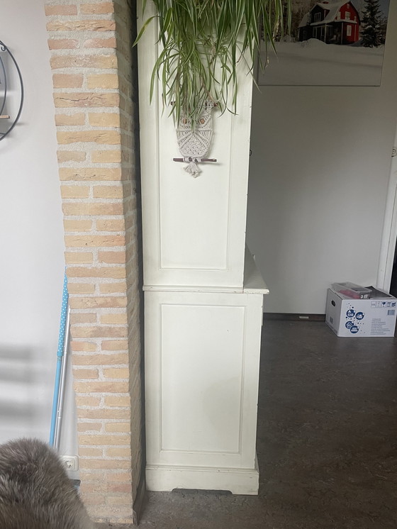 Image 1 of Massief Witte Houten Kast Met Facetglas Geslepen Raampjes