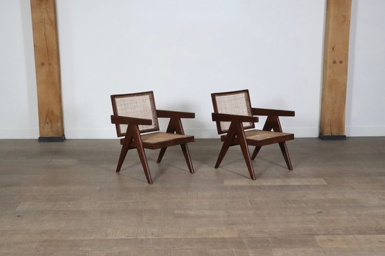 Image 1 of Pierre Jeanneret Loungestoelen met zwevende rug in teak en riet, 1950