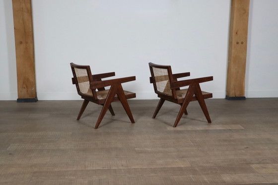 Image 1 of Pierre Jeanneret Loungestoelen met zwevende rug in teak en riet, 1950