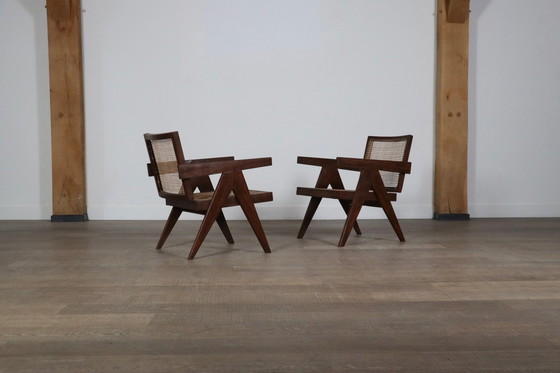 Image 1 of Pierre Jeanneret Loungestoelen met zwevende rug in teak en riet, 1950