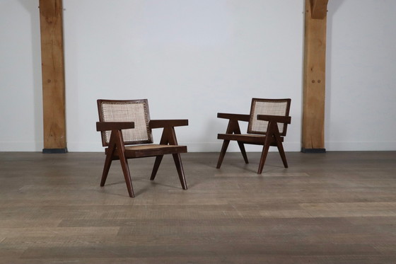 Image 1 of Pierre Jeanneret Loungestoelen met zwevende rug in teak en riet, 1950