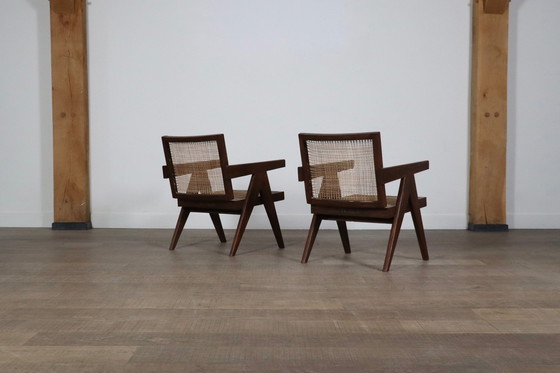 Image 1 of Pierre Jeanneret Loungestoelen met zwevende rug in teak en riet, 1950